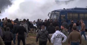 Κρήτη: Οι αγρότες μπήκαν στο αεροδρόμιο του Ηρακλείου παρά την βίαιη επίθεση της αστυνομίας