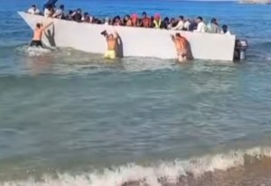 Σοκαριστικό βίντεο από Γαύδο: Λουόμενοι σπρώχνουν βάρκα με μετανάστες πίσω στη θάλασσα