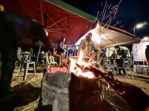 Στα μπλόκα πέρασαν το ρεβεγιόν Χριστουγέννων οι αγρότες: Έστησαν εορταστικό τραπέζι με μουσική και μεζέδες (φώτο)