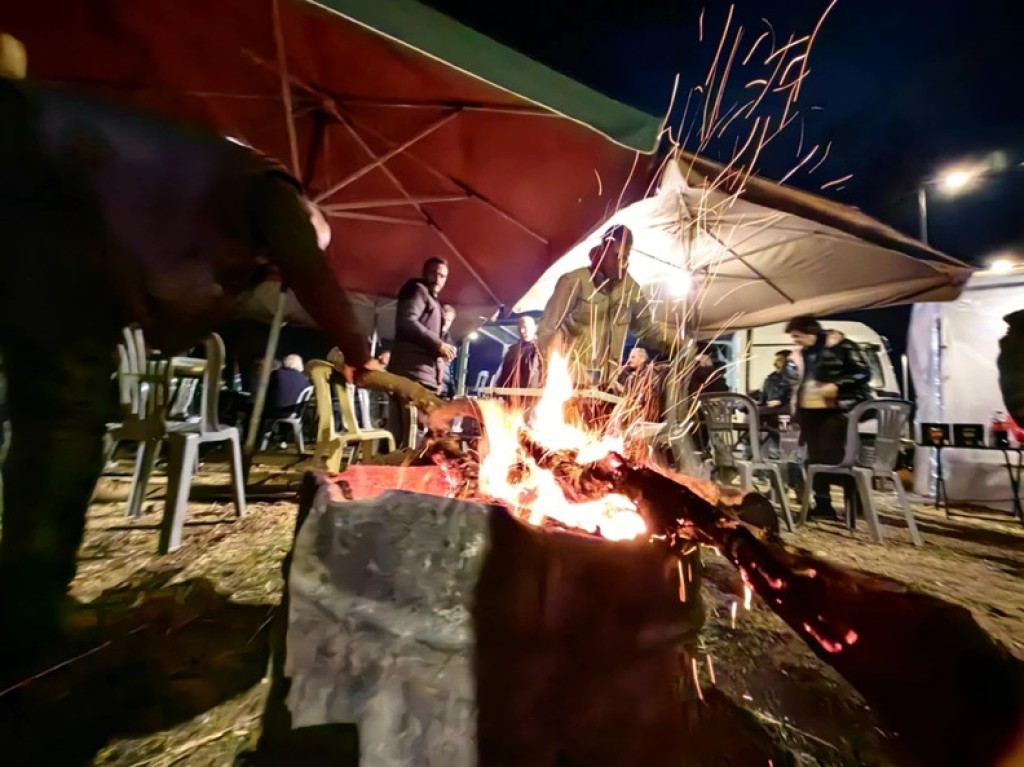 Στα μπλόκα πέρασαν το ρεβεγιόν Χριστουγέννων οι αγρότες: Έστησαν εορταστικό τραπέζι με μουσική και μεζέδες (φώτο)