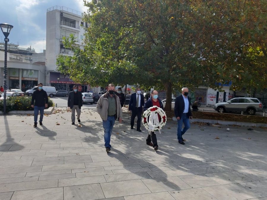 Κατέθεσε στεφάνι για το Πολυτεχνείο στην πλατεία Δημάδη ο ΣΥΡΙΖΑ