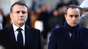 Ανατροπή στη Γαλλία: Ο Λεκορνί παραμένει πρωθυπουργός ως την Τετάρτη