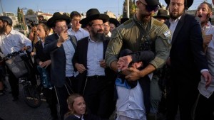 Ισραήλ: Επίθεση υπερορθόδοξων διαδηλωτών σε στρατιωτικό βαν με λιποτάκτες