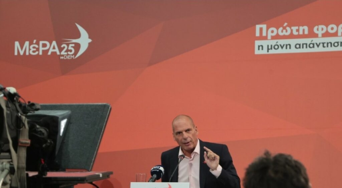 Ξυλοκόπησαν τον Γιάνη Βαρουφάκη στα Εξάρχεια