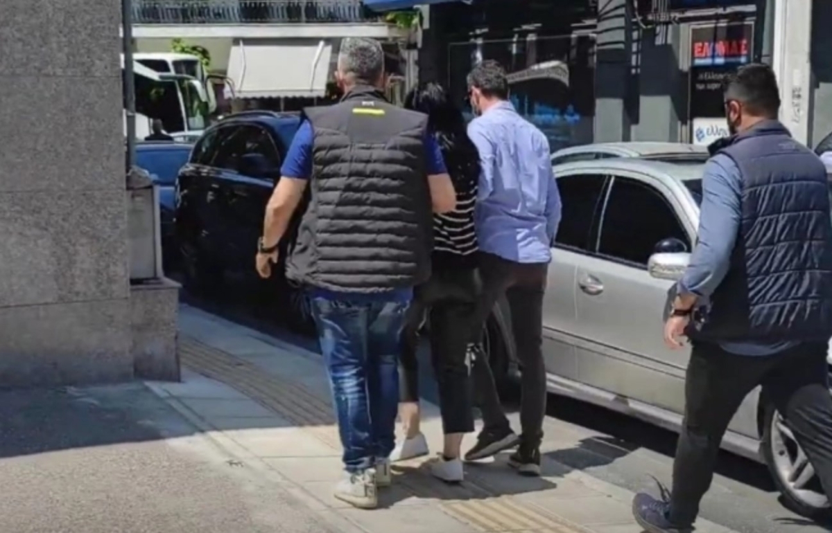 Θεσσαλονίκη: Πήραν σηκωτή γυναίκα που φώναξε στον Τσίπρα «προδότη η Μακεδονία είναι ελληνική» (video)