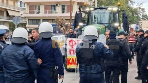 Επεισόδια με αγρότες στη Λιβαδειά: Περικύκλωσαν τον Κώστα Τσιάρα αφού έσπασαν τον κλοιό της Αστυνομίας