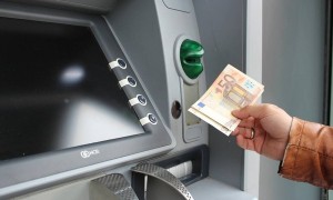 Η Europol προειδοποιεί: Μην κάνετε ανάληψη χρημάτων από τα ΑΤΜ αν παρατηρήσετε αυτό το σημάδι