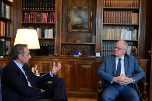 Μητσοτάκης σε Τασούλα: «O Aγνωστος Στρατιώτης έχει συμβολικό βάρος, να διαφυλάξουμε τον χαρακτήρα του»