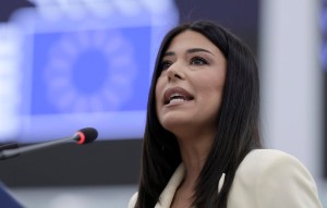 Λατινοπούλου: Κατήγγειλε τους γείτονές της για κάμερες που κατέγραφαν το σπίτι της – Συνελήφθη ζευγάρι