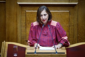 Βουλή: Λιποθύμησε η Μαρία Αθανασίου της Ελληνικής Λύσης