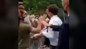 Άνδρας χαστούκισε τον Εμανουέλ Μακρόν μπροστά στις κάμερες