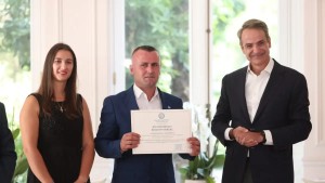 Άραχθος: Ελληνική ιθαγένεια απέκτησε τιμητικά ο άνδρας που ανέσυρε τα δύο παιδιά