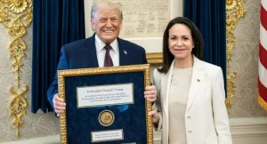 Τραμπ: Πραγματοποιήθηκε το όνειρό του – Παρέλαβε το Νόμπελ Ειρήνης από την Ματσάδο