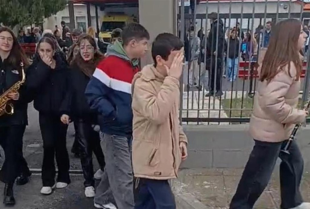 Αμύνταιο: Oι μαθητές αρνήθηκαν να πουν τα κάλαντα στον Α.Γεωργιάδη και στήριξαν τους αγρότες γονείς τους στα μπλόκα