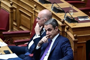 Ο «ανταρτοπόλεμος» του Νίκου Δένδια στο Μνημείο του Άγνωστου Στρατιώτη και οι «νάρκες» μπροστά του