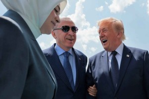 Ο Ρ.Τ.Ερντογάν περίμενε αυτοπροσώπως τον Ν.Τραμπ στο αεροδρόμιο και τον… πήρε «αγκαζέ»! (φωτό, βίντεο)