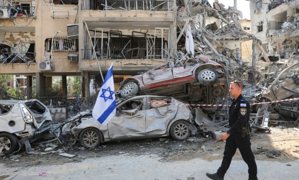 Το Τελ Αβίβ έχει αρχίσει να μοιάζει με «Γάζα» μετά τους συνεχείς ιρανικούς βομβαρδισμούς