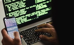 Τα σκάνδαλα του ΟΠΕΚΕΠΕ και των υποκλοπών σε μία κανονική χώρα θα ήταν αρκετά για να πέσει η κυβέρνηση