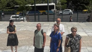 Η Μ.Καρυστιανού κατέθεσε 1,3 εκατομμύρια υπογραφές στη Βουλή – Ενός λεπτού σιγή στη μνήμη των νεκρών στα Τέμπη