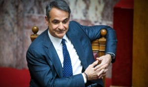 Βουλή: Ανάμεσα σε συμπληγάδες η κυβέρνηση – Σε βαρύ κλίμα η συζήτηση για το Κράτος Δικαίου