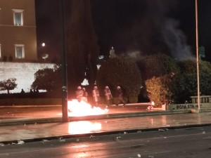 Επεισόδια μετά τη συγκέντρωση για τα Τέμπη στο Σύνταγμα -Μολότοφ και κρότου-λάμψης