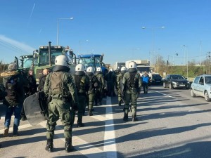 Κλιμακώνουν τις κινητοποιήσεις τους οι αγρότες: Έκλεισαν την πρόσβαση προς το αεροδρόμιο «Μακεδονία»