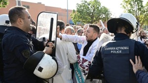 Αγρίεψαν τα πράγματα: Συμπλοκές και αίμα στην επίσκεψη Κ.Μητσοτάκη και Α.Γεωργιάδη στο Αττικό Νοσοκομείο