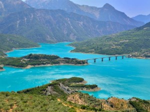 ΚΚΕ: Nα μην εγκατασταθούν χερσαία και πλωτά φωτοβολταϊκά στη λίμνη Κρεμαστών