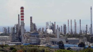 Έκρηξη στα διυλιστήρια της «Motor Oil» στους Αγίους Θεοδώρους – Δύο σοβαρά τραυματίες