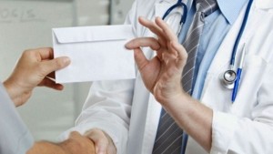 Νέα καταγγελία για τον γιατρό που συνελήφθη για «φακελάκι»: «Αν δεν μου δώσεις τα 3.000 δεν τη βάζω στο χειρουργείο»