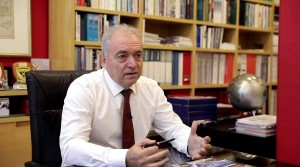 Ευθύμης Λέκκας: Αυτά είναι τα τρία επικρατέστερα σενάρια για τα πλήγματα του «Εγκέλαδου» στη Σαντορίνη