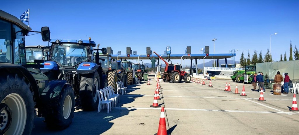 Πρωτοχρονιά στα μπλόκα οι αγρότες – «Mπλακ άουτ» στην Ιόνια Οδό