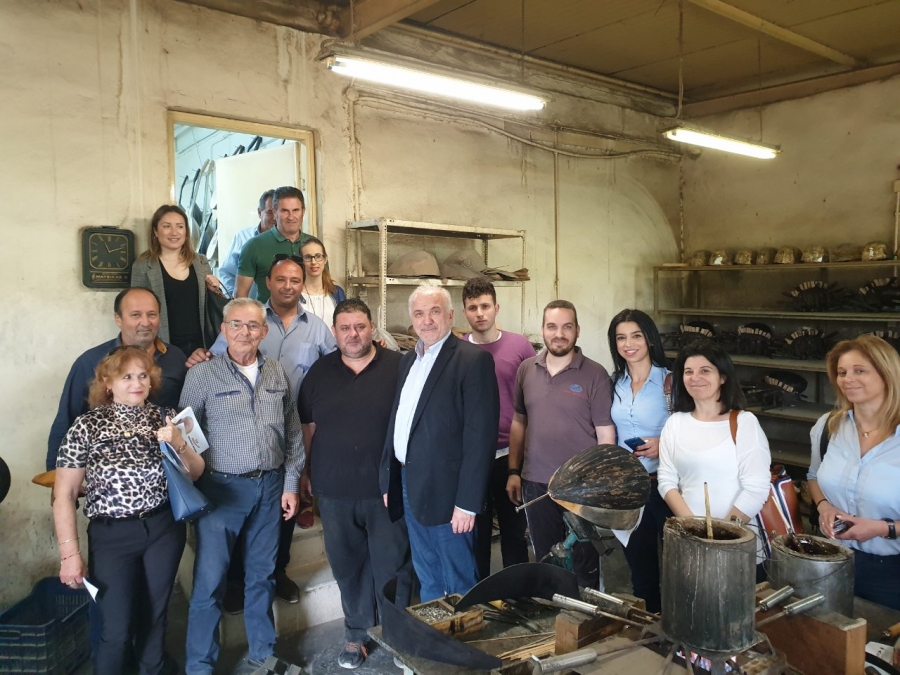 Επίσκεψη του Κώστα Λύρου στην Βιοτεχνία Μουσικών Οργάνων Μάτσικας ΑΒΕΕ στη Μάστρου του Δ.Δ. Οινιαδών