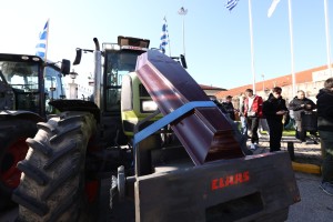 Στο λιμάνι της Θεσσαλονίκης οι αγρότες: Με φέρετρα στα τρακτέρ – Έκλεισαν την κεντρική πύλη