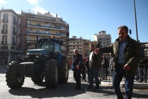 Με τα τρακτέρ έξω από το υπ.Μακεδονίας-Θράκης στη Θεσσαλονίκη διαμαρτυρήθηκαν οι αγρότες και οι κτηνοτρόφοι (φώτο)