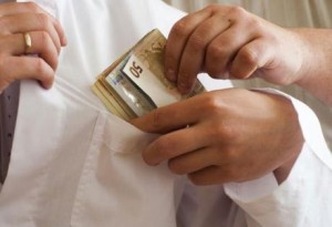 Ιπποκράτειο: Ο διευθυντής της καρδιοχειρουργικής ζήτησε φακελάκι 5.000 ευρώ άλλα «συμβιβάστηκε» με 3.000