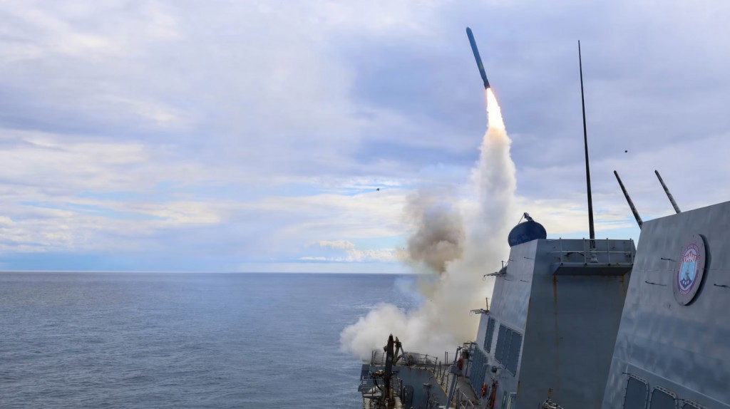 Βίντεο: Βαλλιστικοί πύραυλοι εκτοξεύονται κατά του Ισραήλ από σκάφος του ιρανικού Ναυτικού στον Περσικό Κόλπο!