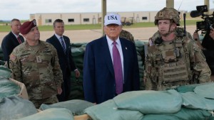 «Πυρ και μανία» ο Ντ.Τραμπ με τους στρατηγούς του για το Ιράν: «Φοβούνται και τη σκιά τους»!