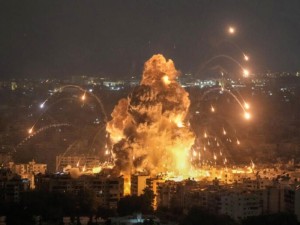 Σειρήνες ήχησαν στο Ισραήλ: Οι Χούθι εκτόξευσαν βαλλιστικό πύραυλο μετά τον βομβαρδισμό στην Υεμένη