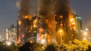 Χονγκ Κονγκ: Εικόνες αποκάλυψης από τη φωτιά σε ουρανοξύστες - Τουλάχιστον 36 νεκροί και 279 αγνοούμενοι