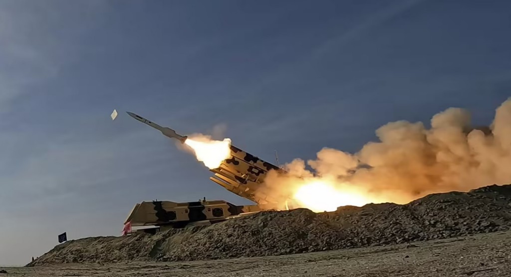 Oμοβροντία πυραύλων Shahab-3 του ιρανικού Ναυτικού κατά αμερικανικών στόχων – Δείτε βίντεο