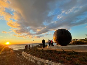 Μάτι: Το συγκινητικό μνημείο με την καιόμενη σφαίρα