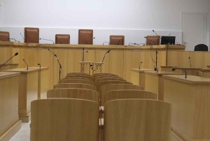 Δικαστήρια σε τρία μέτωπα στριμώχνουν την κυβέρνηση