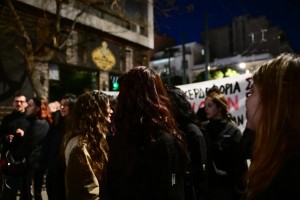 Έγκλημα στα Τέμπη: Συγκέντρωση διαμαρτυρίας έξω από τα γραφεία της Hellenic Train (φωτο)