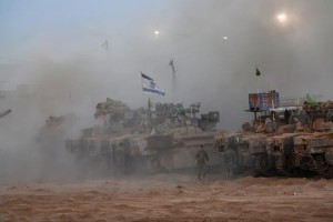 Η στιγμή που τα ισραηλινά άρματα μάχης αποσύρονται από την πόλη της Γάζας: Eντυπωσιακές εικόνες