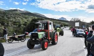 Αγρότες: Σύσκεψη στο μπλόκο της Θήβας – Σχέδια για «μπλακ άουτ» από Ριτσώνα έως Αφίδνες