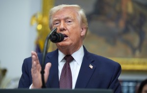 Ν.Τραμπ: «Η Ευρώπη πρέπει να επικεντρωθεί στην Ουκρανία και όχι στη Γροιλανδία»