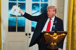 Ο Τραμπ αλλάζει τα πάντα στο Λευκό Οίκο – Κατεδαφίζεται η Ανατολική Πτέρυγα για την αίθουσα χορού