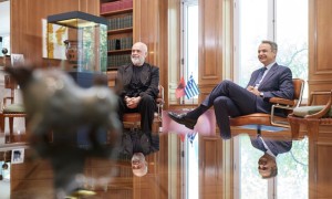 Ε.Ράμα σε Κ.Μητσοτάκη για εμφάνιση… Αλβανού τουρίστα: «Συγγνώμη που δεν είμαι ντυμένος επίσημα όπως εσείς»