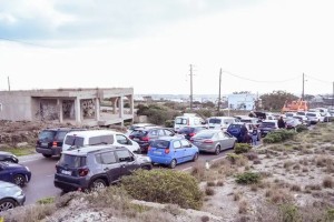 Απίστευτες εικόνες από τη Σαντορίνη: Ουρές χιλιομέτρων από τα αυτοκίνητα στο λιμάνι